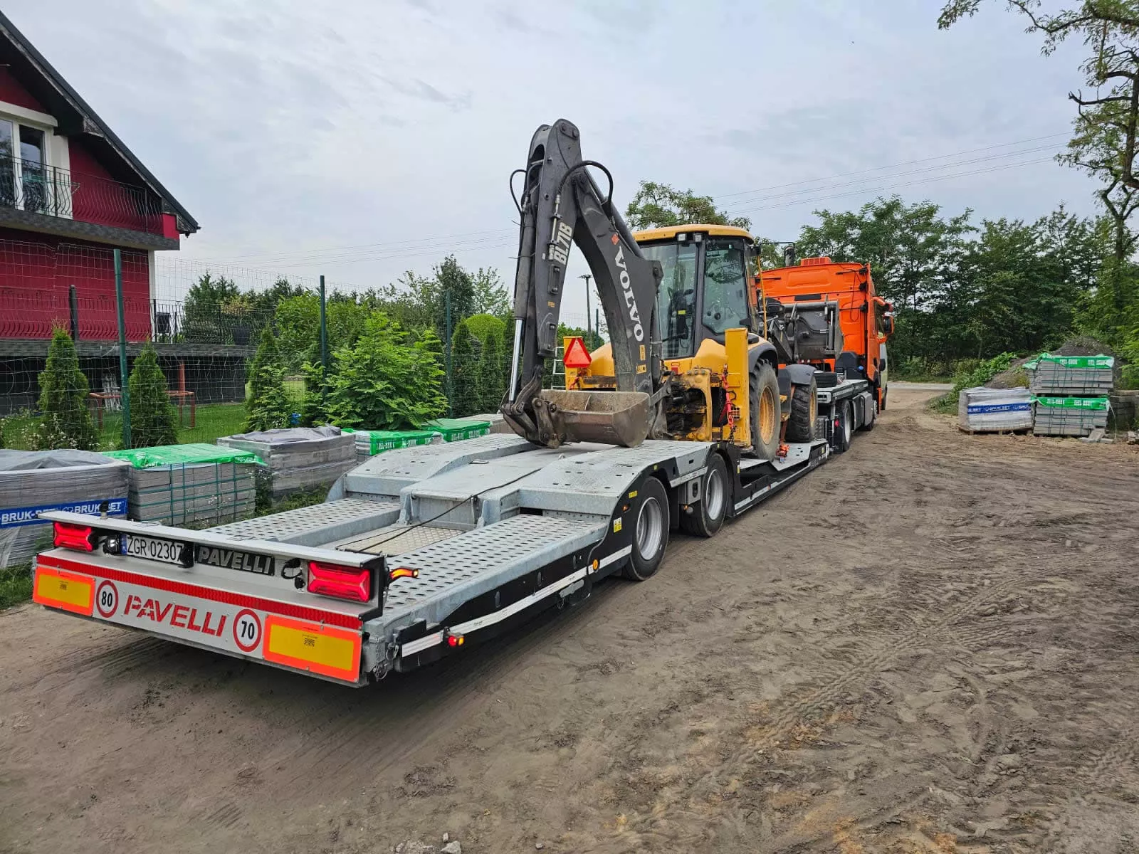 zestaw ciągnik Renault Gama T + naczepa Pavelli